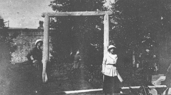 32. Качели во дворе губ. дома.jpg